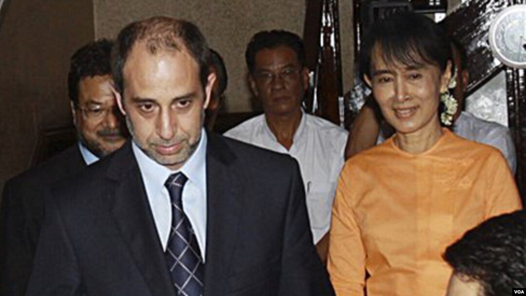 Utusan HAM PBB Tomas Quintana bersama Aung San Suu Kyi dalam kunjungan bulan lalu (24/8). Quintana juga diijinkan oleh pemerintah Birma mengunjungi para tahanan politik.