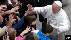 El papa Francisco es aclamado por el público tras una vigilia en una iglesia de Roma con familiares de víctimas de la mafia.