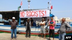 Des pêcheurs manifestent en faveur des migrants au port de Zarzis, Tunisie, 6 août 2017.