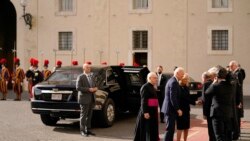 Prezidan Joe Biden ak premye dam Jill Biden rive nan Vatican an pou yon rankont ak Pap Francis, 29 Oct. 2021.