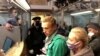 俄罗斯当局逮捕反对派人士纳瓦尔尼Navalny（着绿衣者）2021年1月17日在莫斯科一个机场被逮捕（路透社）
