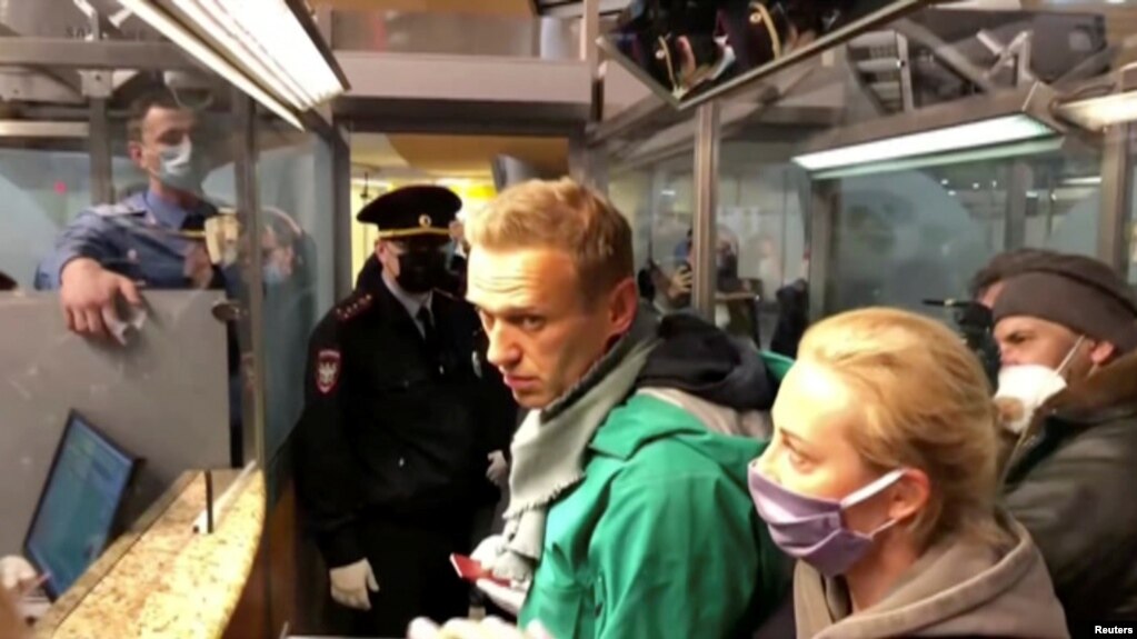 俄罗斯当局逮捕反对派人士纳瓦尔尼Navalny2021年1月17日在莫斯科一个机场被逮捕（路透社）(photo:VOA)