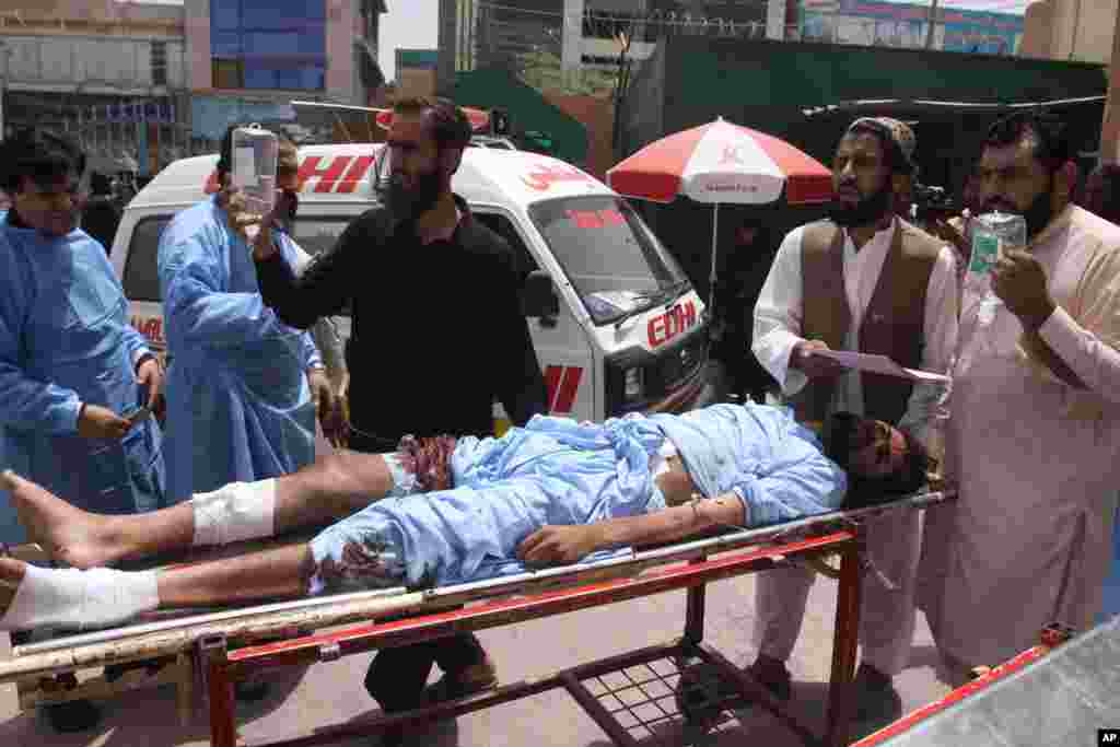 دھماکے کے زخمیوں کو سول اسپتال کوئٹہ منتقل کیا گیا ہے جہاں ہنگامی حالت نافذ کردی گئی ہے۔