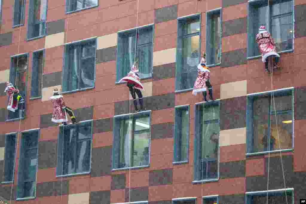 کارکنان امداد و نجات در روسیه با لباس بابانوئل از دیوار یک بیمارستان پایین می آیند تا کودکان بستری در آن را خوشحال کنند.