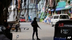 Un soldado de la marina de Sri Lanka hace guardia en una carretera que lleva a un mercado cerrado en la capital del país, Colombo, el 1 de mayo de 2019. (AP Foto/Eranga Jayawardena)