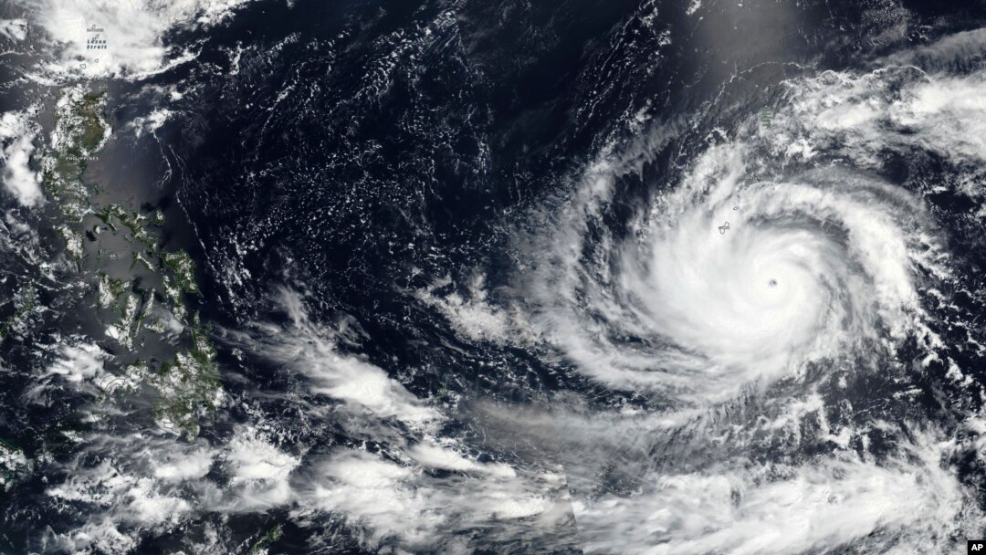 Gambar satelit Selasa, 23 Mei 2023 yang dirilis oleh NASA ini menunjukkan Topan Mawar, badai dahsyat yang dapat memberikan pukulan terbesar dalam dua dekade ke wilayah AS di Pasifik, mendekati Guam. (NASA melalui AP)