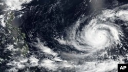 Esta imagen satelital del martes 23 de mayo de 2023 publicada por la NASA muestra el tifón Mawar, una poderosa tormenta que podría causar el mayor impacto en dos décadas en el territorio estadounidense en el Pacífico, acercándose a Guam. (NASA vía AP)
