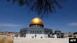 Warga Palestina berkumpul untuk salat Jumat pertama bulan puasa Ramadhan, di luar Kubah Batu di kompleks Masjid Al-Aqsa, situs tersuci ketiga Islam, di Kota Tua Yerusalem, pada 16 April 2021. (Foto: AFP /Ahmad Gharabl)