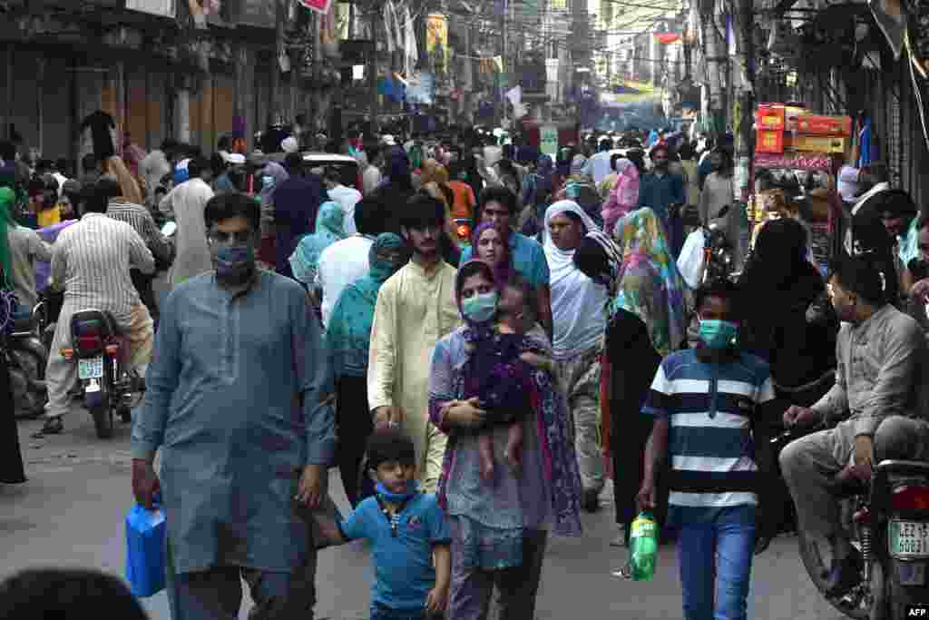 لاہور میں دکانیں کھلنے پر خریداروں کا رش امڈ آیا ہے اور حکومت کی جانب سے جاری کردہ ایس او پیز پر مکمل طور پع عمل درآمد نہیں کیا جارہا۔ 