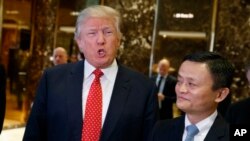 Presiden Donald Trump dan Jack Ma, Ketua Eksekutif Alibaba berbicara kepada wartawan Januari 2017 di Trump Tower, New York. Jack Ma adalah salah satu miliarder di China.