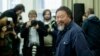 Grèce: l'artiste chinois Ai Weiwei au côté des réfugiés et migrants à Lesbos