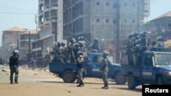 Anti-riot policemen deploy across Conakry to separate rival gangs, March 1, 2013.