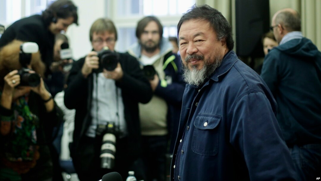 ARSIP - Seniman China Ai Weiwei tiba di konferensi pers tentang terkait kesempatannya untuk mengajar di the University of Arts (UDK) (26/10/2015). Berlin, Jerman (foto: AP Photo/Markus Schreiber).