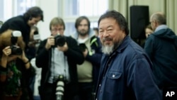 L' artiste chinois Ai Weiwei arrive dans une conference de presse sur Einstein Professorship at the University Of Arts (UDK) in Berlin, Oct. 26, 2015. (AP Photo/Markus Schreiber)