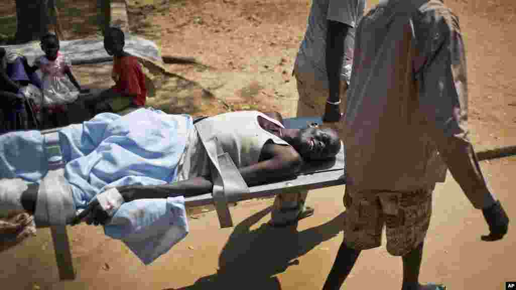 Un homme blessé par balle à la jambe est porté sur une civière à Juba, 28 octobre 2013. (AP Photo/Ben Curtis, Archives).