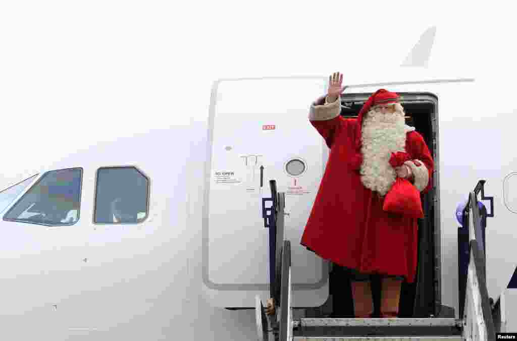 ဖင်လန်နိုင်ငံက စင်တာဘိုးဘိုး Joulupukki ဟန်ဂေရီနိုင်ငံ ဘူဒါပက်စ် မြို့တော် လေဆိပ်ကို ရောက်လာတာပါ။ (နိုင်ဝင်ဘာ ၂၉ ၂၀၁၈)