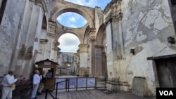 Las ruinas de la catedral evidencian la destrucción dejada por los terremotos de Santa Marta ocurridos en 1773. Sólo un 20 % del templo mayor está en uso hasta la actualidad. Los trabajos de conservación se mantienen para evitar mayores deterioros. (Foto: Tomás Guevara, VOA]