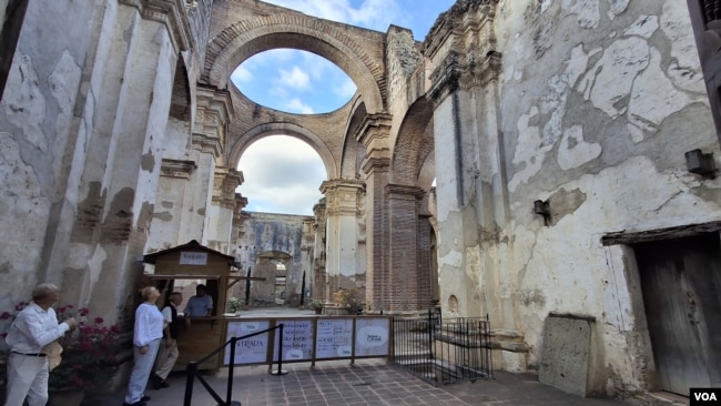 Las ruinas de la catedral evidencian la destrucción dejada por los terremotos de Santa Marta ocurridos en 1773. Sólo un 20 % del templo mayor está en uso hasta la actualidad. Los trabajos de conservación se mantienen para evitar mayores deterioros. (Foto: Tomás Guevara, VOA]