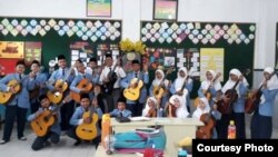 Kelas musik pimpinan Tri Adinata atau Sir Nata di Al-Azhar Medan (dok: Tri Adinata)