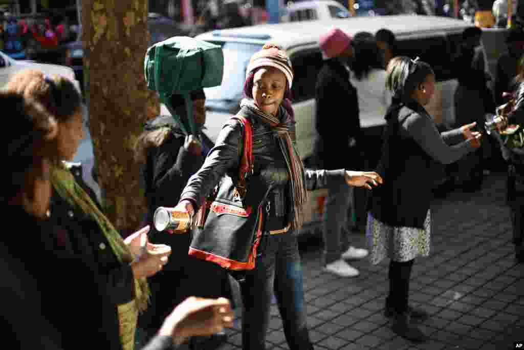 Des volontaires participant à une distribution de vivres et de vêtements à une organisation caritative de Johannesbourg dans le cadre des 67 minutes d&#39;activitivés honorant Mandela.