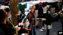 Volunteers participate in a human chain in Johannesburg, South Africa, to deliver food and clothes to a local charity as part of the 67 minutes events marking former South African President Nelson Mandela's 95th birthday, July 18, 2013. 