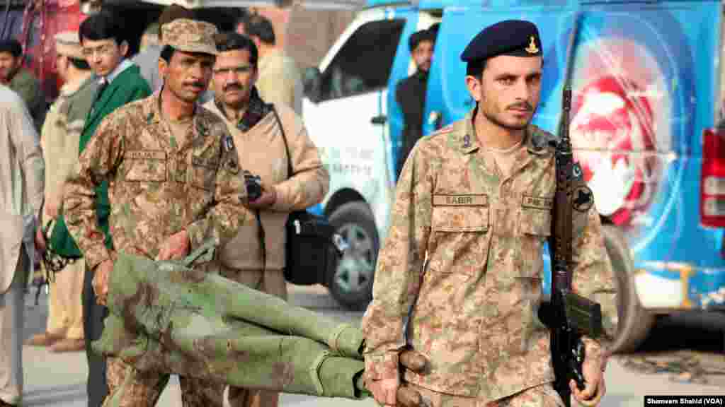 The injured were taken to CMH, a military hospital, and Lady Reading Hospital, Peshawar, Pakistan, Dec. 16, 2014. (VOA)