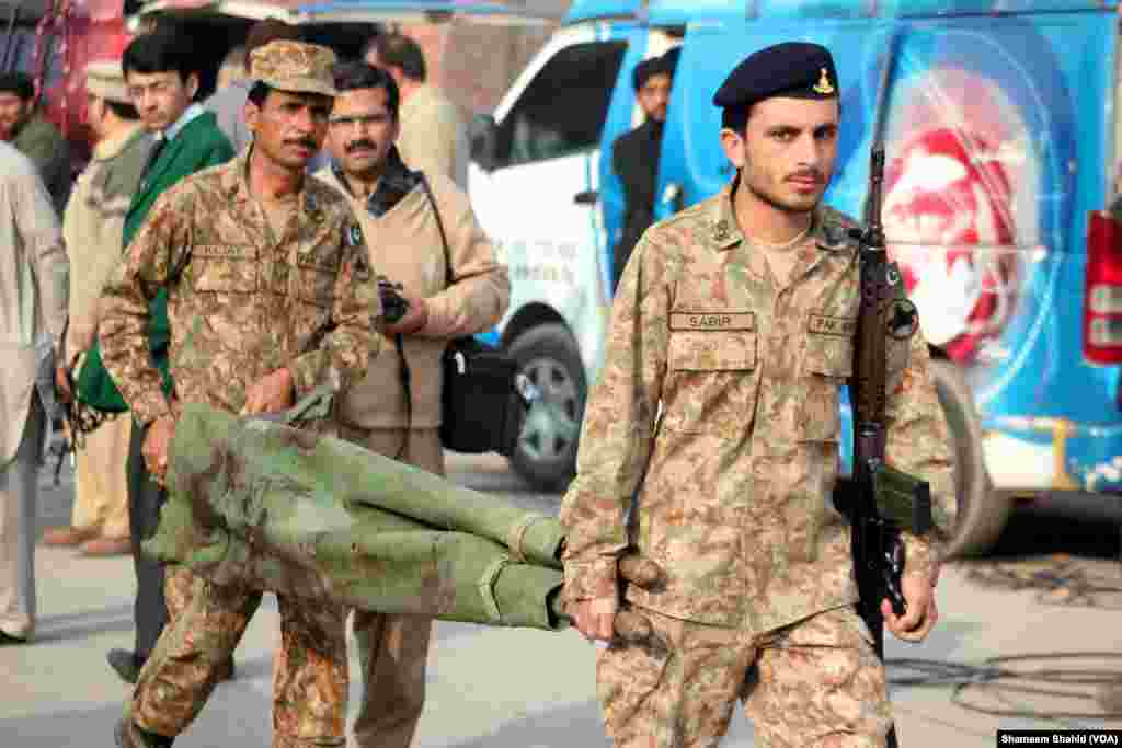 Los heridos fueron llevados a un hospital militar y al Lady Reading Hospital de Peshawar, Pakistán. (VOA)