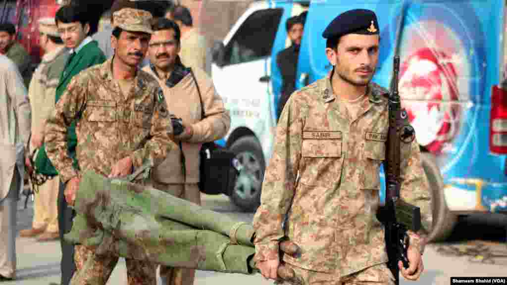 Les blessés ont été conduits à l&#39;hôpital militaire CMH et à celui de Lady Reading, à Peshawar, au Pakistan, le 16 décembre 2014. (VOA)