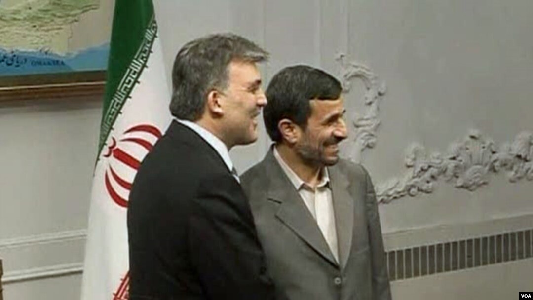 Hubungan perdagangan Turki dan Iran terus meningkat dalam satu dekade terakhir. Presiden Iran Mahmoud Ahmadinejad dan Presiden Turki Abdullah Gul dalam pembicaraan kerjasama ekonomi di Istanbul akhir Desember lalu (foto: dok).