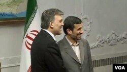 Hubungan perdagangan Turki dan Iran terus meningkat dalam satu dekade terakhir. Presiden Iran Mahmoud Ahmadinejad dan Presiden Turki Abdullah Gul dalam pembicaraan kerjasama ekonomi di Istanbul akhir Desember lalu (foto: dok).