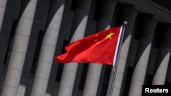 北京人大會堂前飄揚的中國國旗。