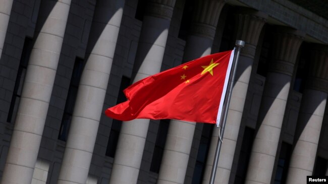 资料照：北京人大会堂前飘扬的中国国旗。