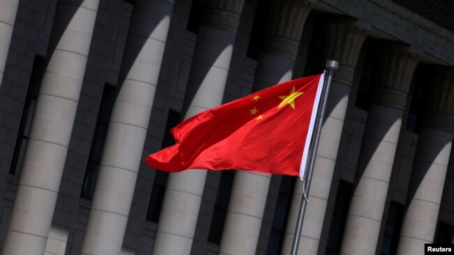 资料照:北京人大会堂前飘扬的中国国旗。