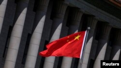 Bendera China berkibar di Beijing, China, 27 Mei 2019. (Foto: Reuters/Jason Lee)