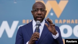 លោក Raphael Warnock បេក្ខជនសមាជិកព្រឹទ្ធសភាប្រចាំរដ្ឋមកពីគណបក្សប្រជាធិបតេយ្យ ថ្លែងនៅក្នុងសន្និសីទសារព័ត៌មានមួយ នៅទីក្រុង Atlanta រដ្ឋ Georgia កាលពីថ្ងៃទី៥ ខែមករា ឆ្នាំ២០២១។