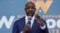 លោក Raphael Warnock បេក្ខជនសមាជិកព្រឹទ្ធសភាប្រចាំរដ្ឋមកពីគណបក្សប្រជាធិបតេយ្យ ថ្លែងនៅក្នុងសន្និសីទសារព័ត៌មានមួយ នៅទីក្រុង Atlanta រដ្ឋ Georgia កាលពីថ្ងៃទី៥ ខែមករា ឆ្នាំ២០២១។