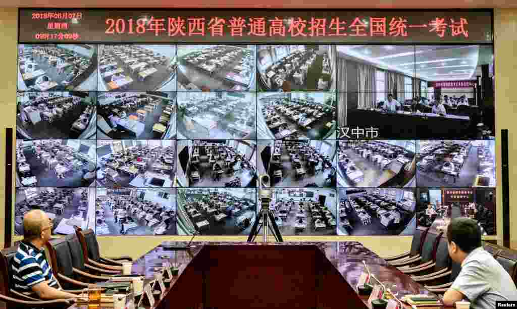 2018年6月7日，中国陕西省西安，一年一度的全国高考，工作人员监督各地考场。