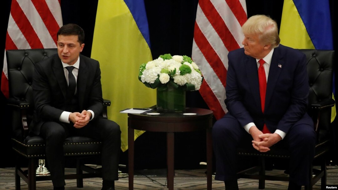 Presiden AS Donald Trump mendengarkan Presiden Ukraina Volodymyr Zelenskiy berbicara kepada wartawan selama pertemuan bilateral di sela-sela sesi ke-74 Majelis Umum PBB di New York, 25 September 2019. (Foto: Reuters/Jonathan Ernst)