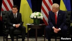 Presiden AS Donald Trump mendengarkan Presiden Ukraina Volodymyr Zelenskiy berbicara kepada wartawan selama pertemuan bilateral di sela-sela sesi ke-74 Majelis Umum PBB di New York, 25 September 2019. (Foto: Reuters/Jonathan Ernst)