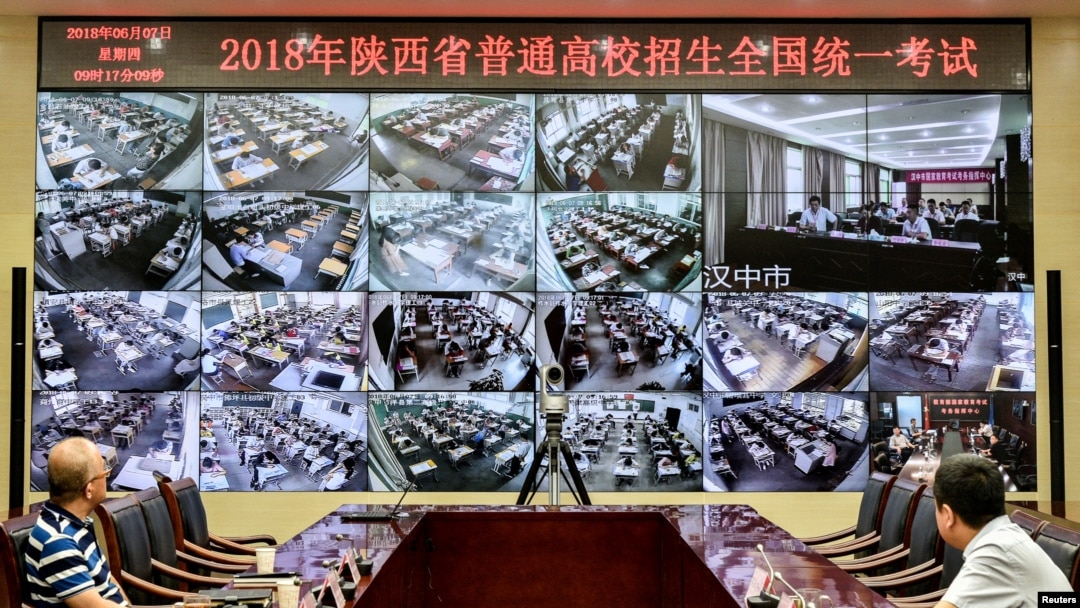 2018年6月7日，中國陝西省西安，一年一度的全國高考，工作人員通過攝像頭監督各地考場。