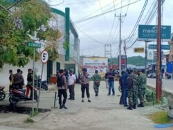 Situasi pengamanan di sekitar Bank Mandiri Syariah di jalan Pulau Irian, Poso Kota,Kabupaten Poso Sulawesi Tengah pasca peristiwa penembakan terhadap seorang anggota Polisi, 15 April 2020. (Foto: Ryan Darmawan)