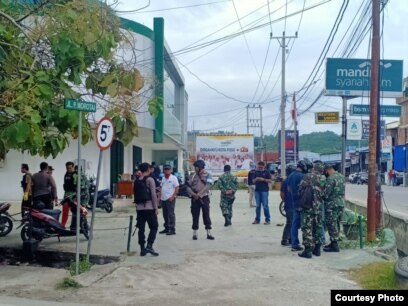 Situasi pengamanan di sekitar Bank Mandiri Syariah di jalan Pulau Irian, Poso Kota,Kabupaten Poso Sulawesi Tengah pasca peristiwa penembakan terhadap seorang anggota Polisi, 15 April 2020. (Foto: Ryan Darmawan)