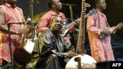 Toumani Diabaté du Mali joue au kora, à Budapest, août 2006.