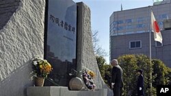 U.S. Defense Secretary Robert Gates stands still afetr laying a wreath at a memorial during a ceremony at the Defence Ministry in Tokyo, 13 Jan 2011