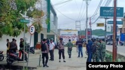 Situasi pengamanan di sekitar Bank Mandiri Syariah di jalan Pulau Irian, Poso Kota, Kabupaten Poso Sulawesi Tengah pasca peristiwa penembakan terhadap seorang anggota Polisi, 15 April 2020. (Foto: Ryan Darmawan)