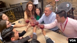 Un grupo de amigos en un restaurante del centro histórico de Bogotá celebrando el día de San Valentín.