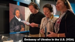 Тепер відвідувачі Музею Американської революції можуть слухати аудіоекскурсії українською мовою