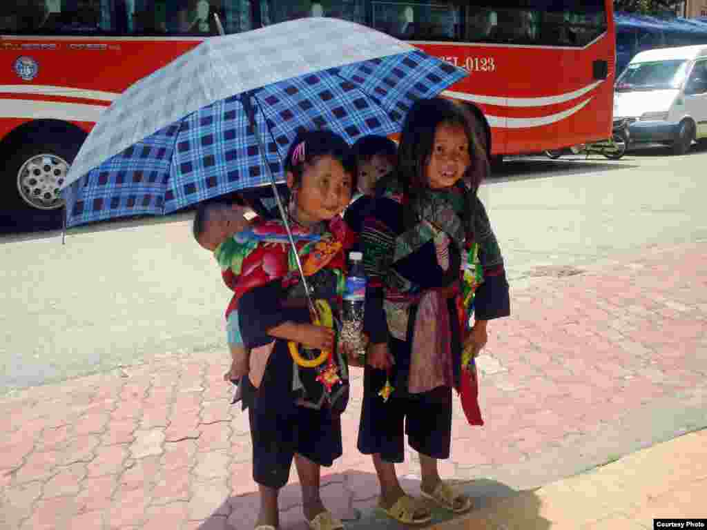 Anak-anak etnis Hmong menjual cenderamata dan minuman di Sapa, provinsi Lao Cai, barat laut Vietnam (Foto: B&ugrave;i Thụy Đ&agrave;o Nguy&ecirc;n/Vietnam/pembaca VOA)