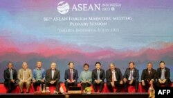 동남아시아국가연합(ASEAN∙아세안) 외교장관들이 지난 11일 인도네시아 자카르타에서 회동하며 기념촬영하고 있다. 가운데는 올해 의장국 인도네시아의 레트노 마르수디 외무장관.