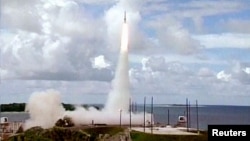 지난 2001년 미국 반덴버그 공군기지에서 실시한 미니트맨 대륙간탄도미사일 ICBM 시험발사 장면. (자료사진)